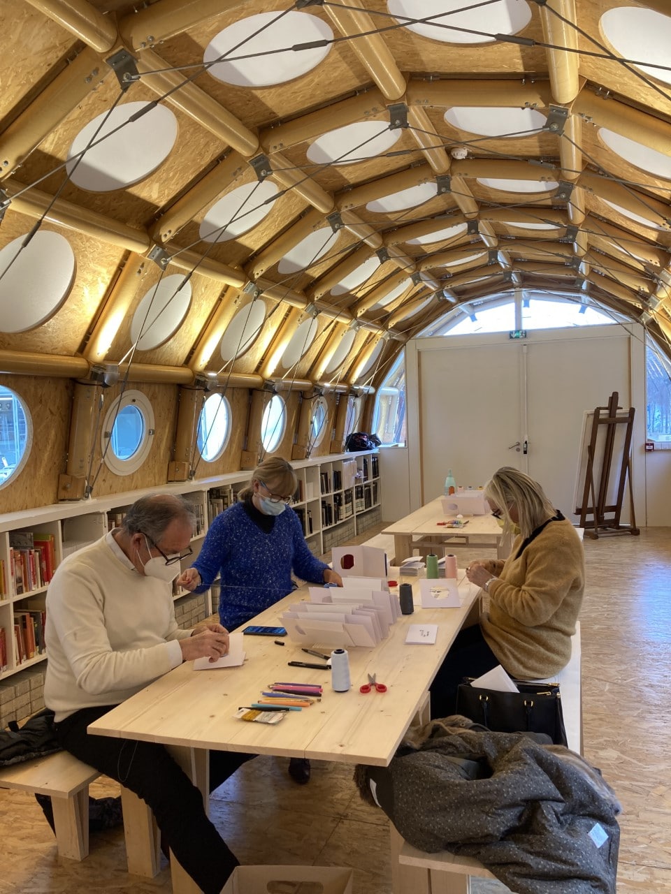 Les Amis confectionnent des cartes de vœux dans l’atelier des frères Campana